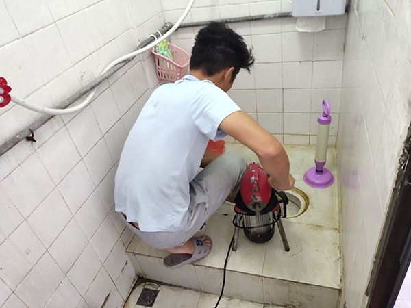 和县管道堵塞冒臭气 专业师傅现场解决问题