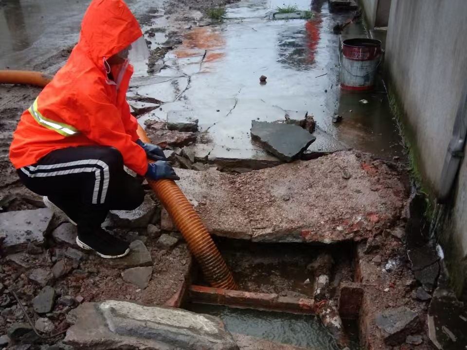 和县专业清理污水池 炜誉市政以规范流程守护城市 “肠道”