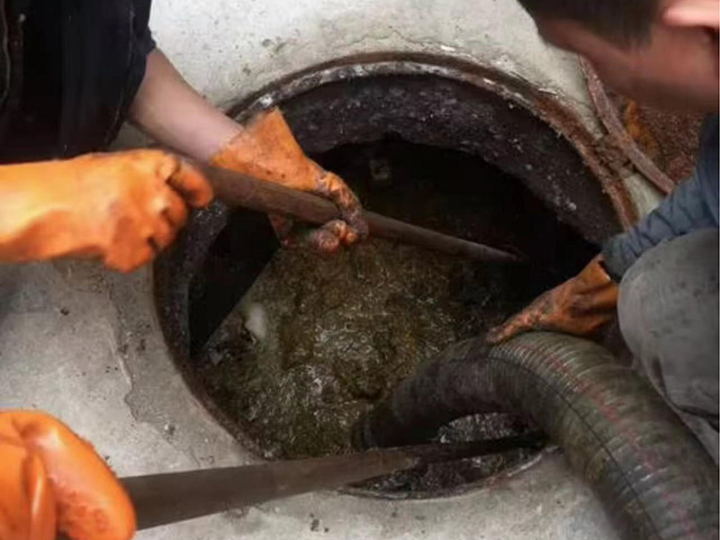 和县清理化粪池时如何避免沼气的危害？